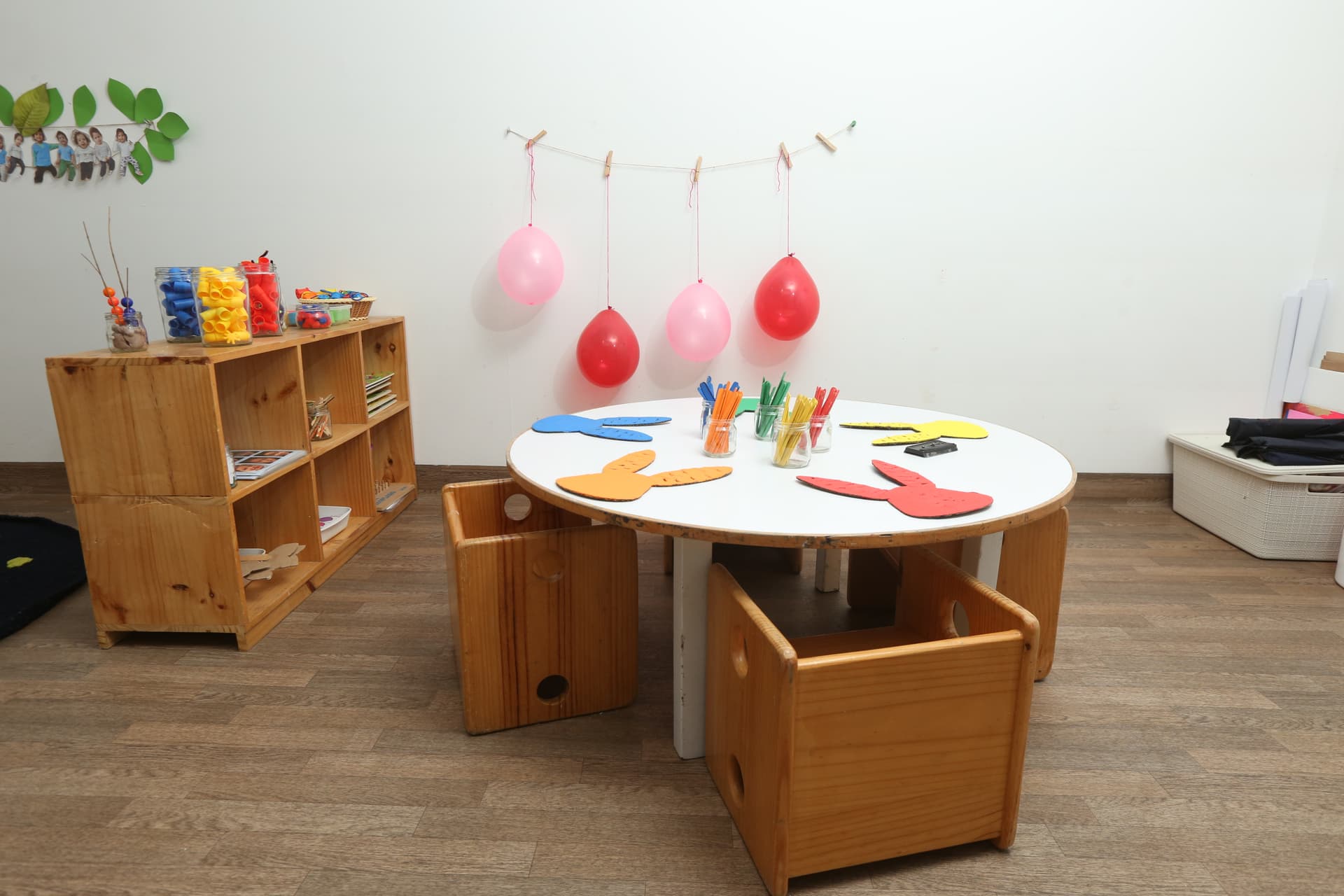 Aulas educativas del nido infantil equipadas para estimulación temprana con áreas de aprendizaje