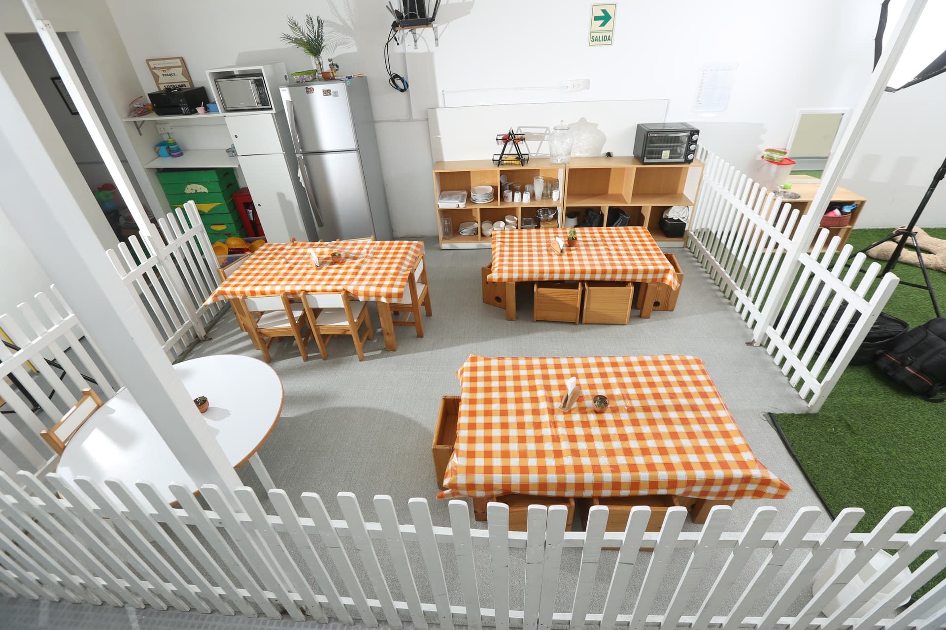 Comedor del nido infantil con alimentación nutritiva y ambiente acogedor