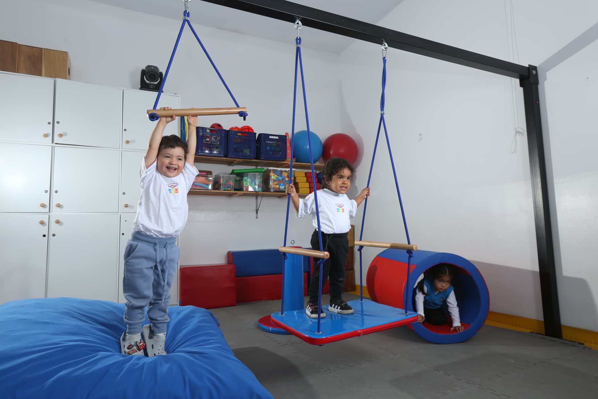 Gimnasio del nido con equipamiento para desarrollo motor y estimulación temprana