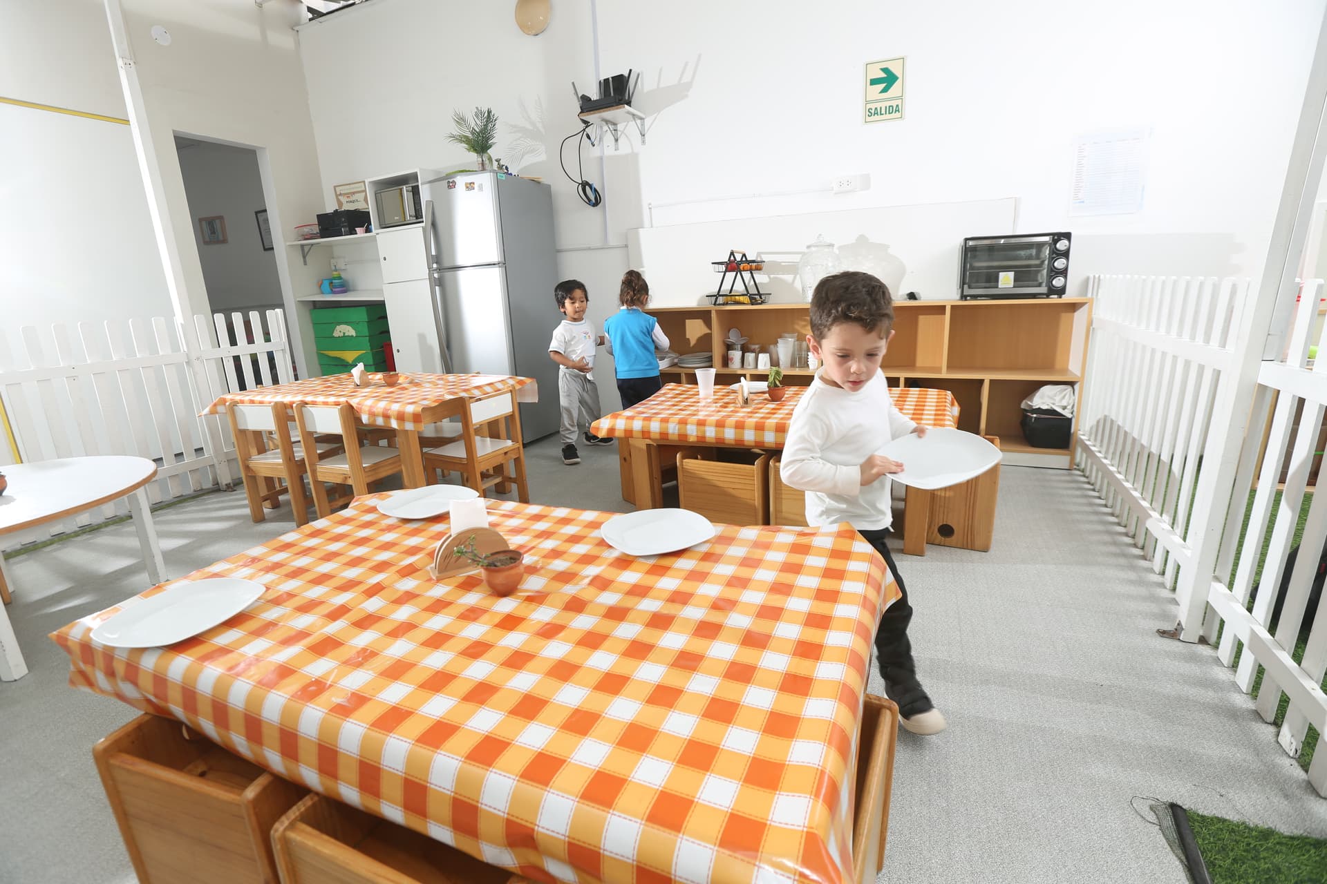 Comedor nutritivo del nido infantil con alimentación balanceada supervisada por nutricionista