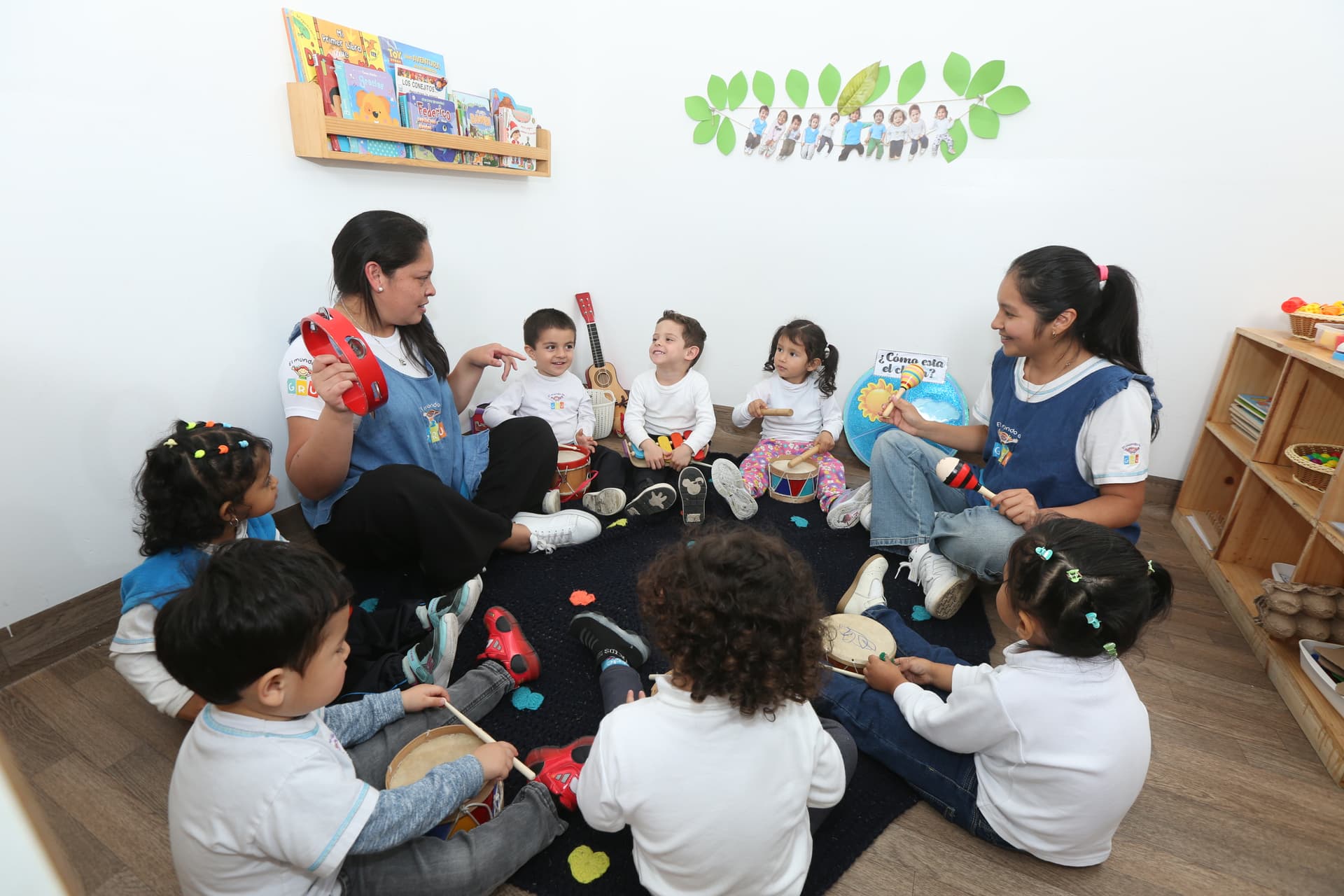 Servicio de guardería del nido infantil con niños jugando y explorando en ambiente seguro